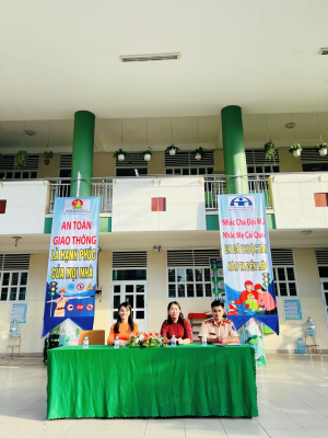 TRƯỜNG TIỂU HỌC CHÁNH PHÚ HÒA PHỐI HỢP  ĐỘI CẢNH SÁT GIAO THÔNG THỊ XÃ BẾN CÁT TUYÊN TRUYỀN AN TOÀN GIAO THÔNG CHO HỌC SINH