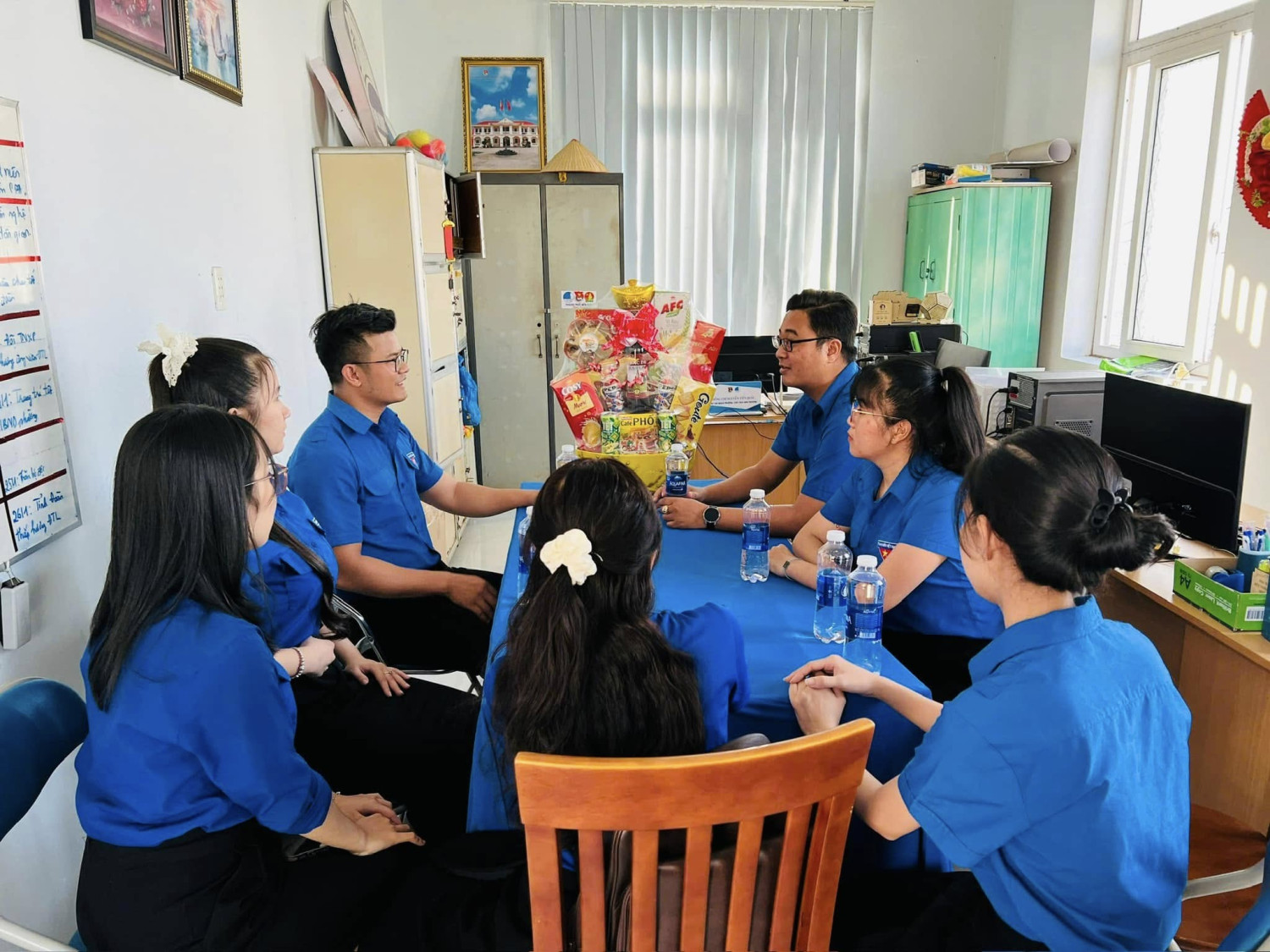 RƯỜNG TIỂU HỌC CHÁNH PHÚ HÒA THĂM CHÚC TẾT ĐẾN BAN CHẤP HÀNH ĐOÀN PHƯỜNG CHÁNH PHÚ HÒA