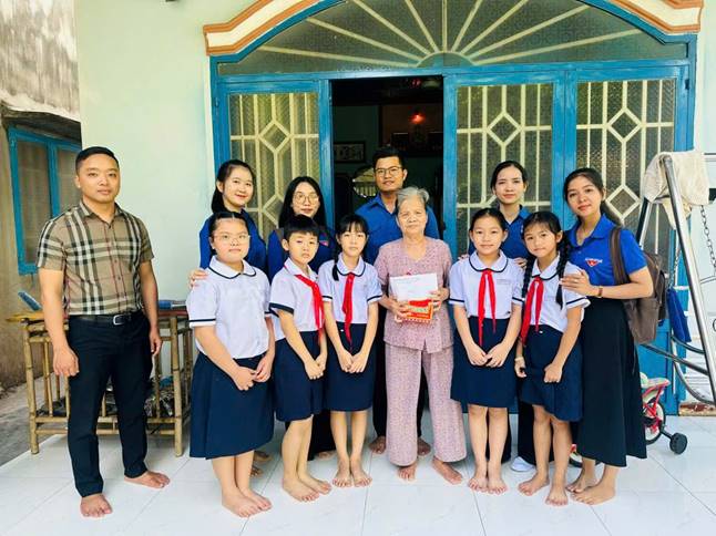 TRƯỜNG TH CHÁNH PHÚ HÒA TẶNG QUÀ NGÀY 22/12