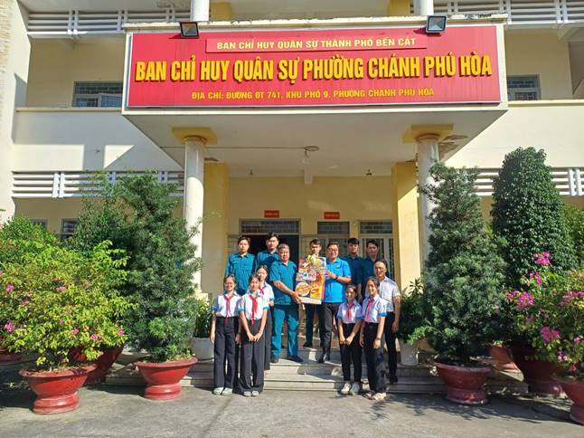 TẶNG QUÀ BCH QUÂN SỰ PHƯỜNG CHÁNH PHÚ HÒA