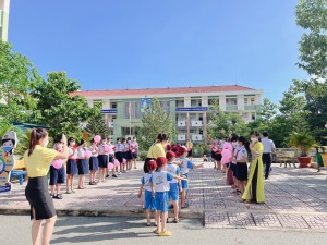 ĐÓN HỌC SINH THĂM QUAN TRƯỜNG TH CHÁNH PHÚ HÒA