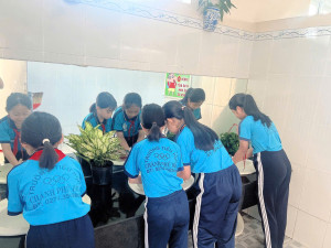 🌿 ĐOÀN THANH NIÊN TRƯỜNG TIỂU HỌC CHÁNH PHÚ HÒA CHUNG TAY TRANG TRÍ CÂY XANH TRONG NHÀ VỆ SINH – XÂY DỰNG MÔI TRƯỜNG XANH, SẠCH, ĐẸP