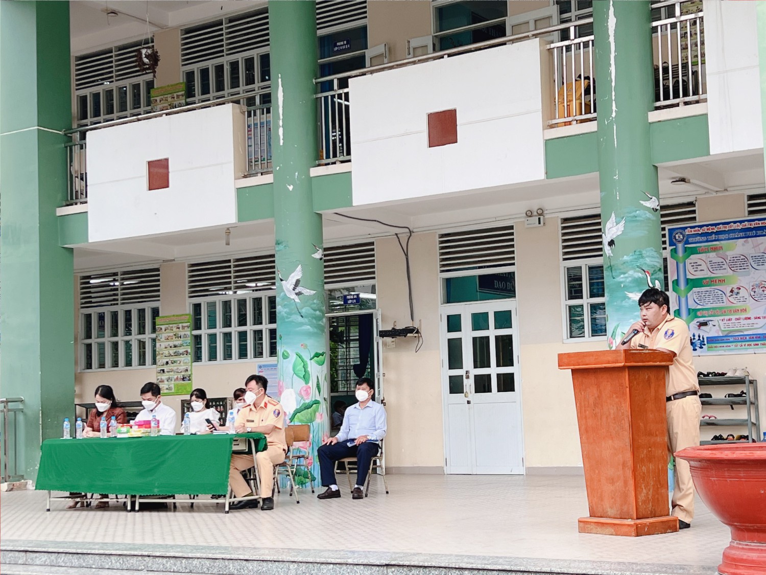TRƯỜNG TH CHÁNH PHÚ HÒA TUYÊN TRUYỀN AN TOÀN GIAO THÔNG ĐẾN CÁC EM ĐỘI VIÊN, NHI ĐỒNG