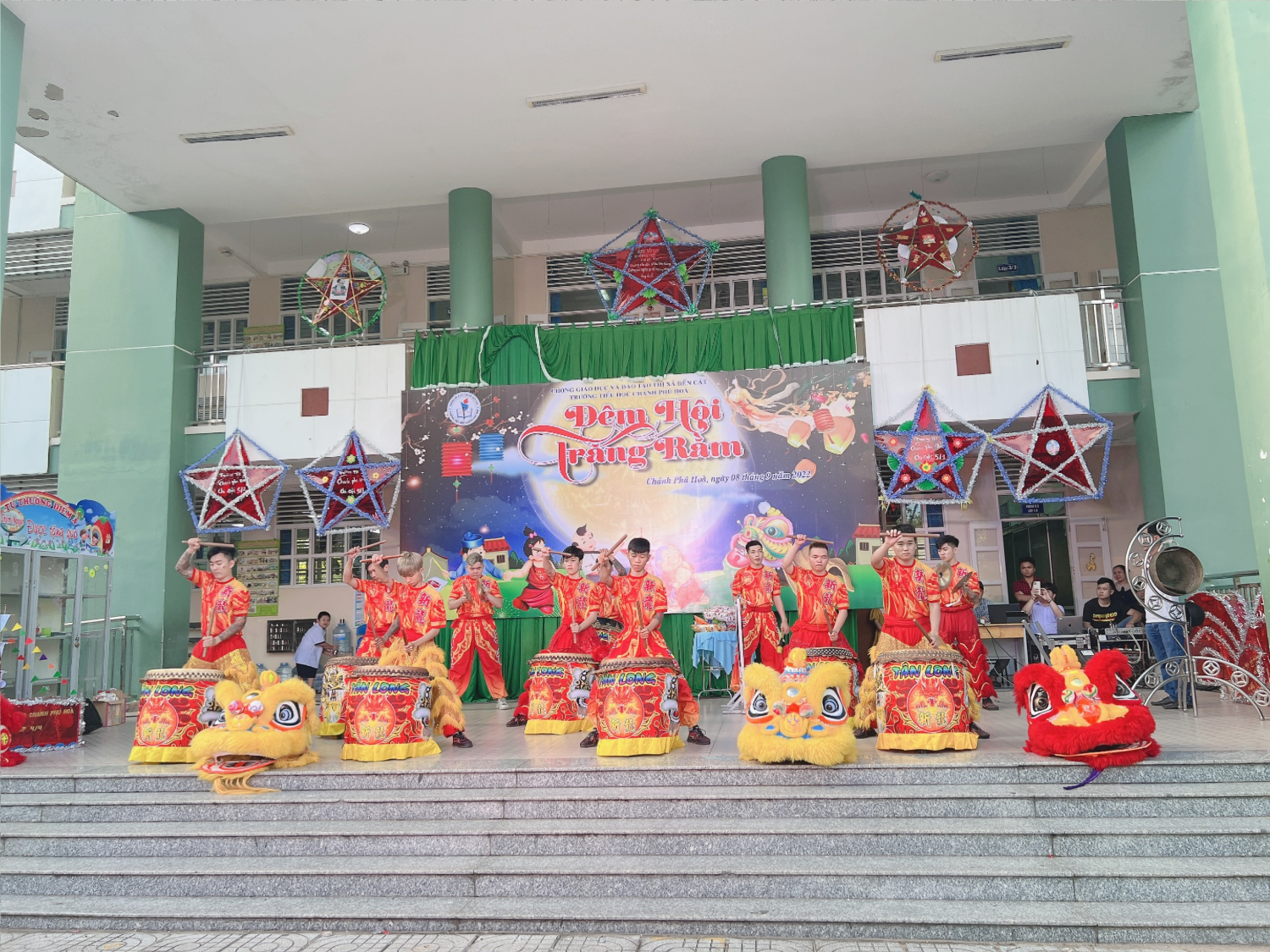 VUI ĐÊM TRUNG THU CÙNG VỚI LIÊN ĐỘI TH CHÁNH PHÚ HOÀ