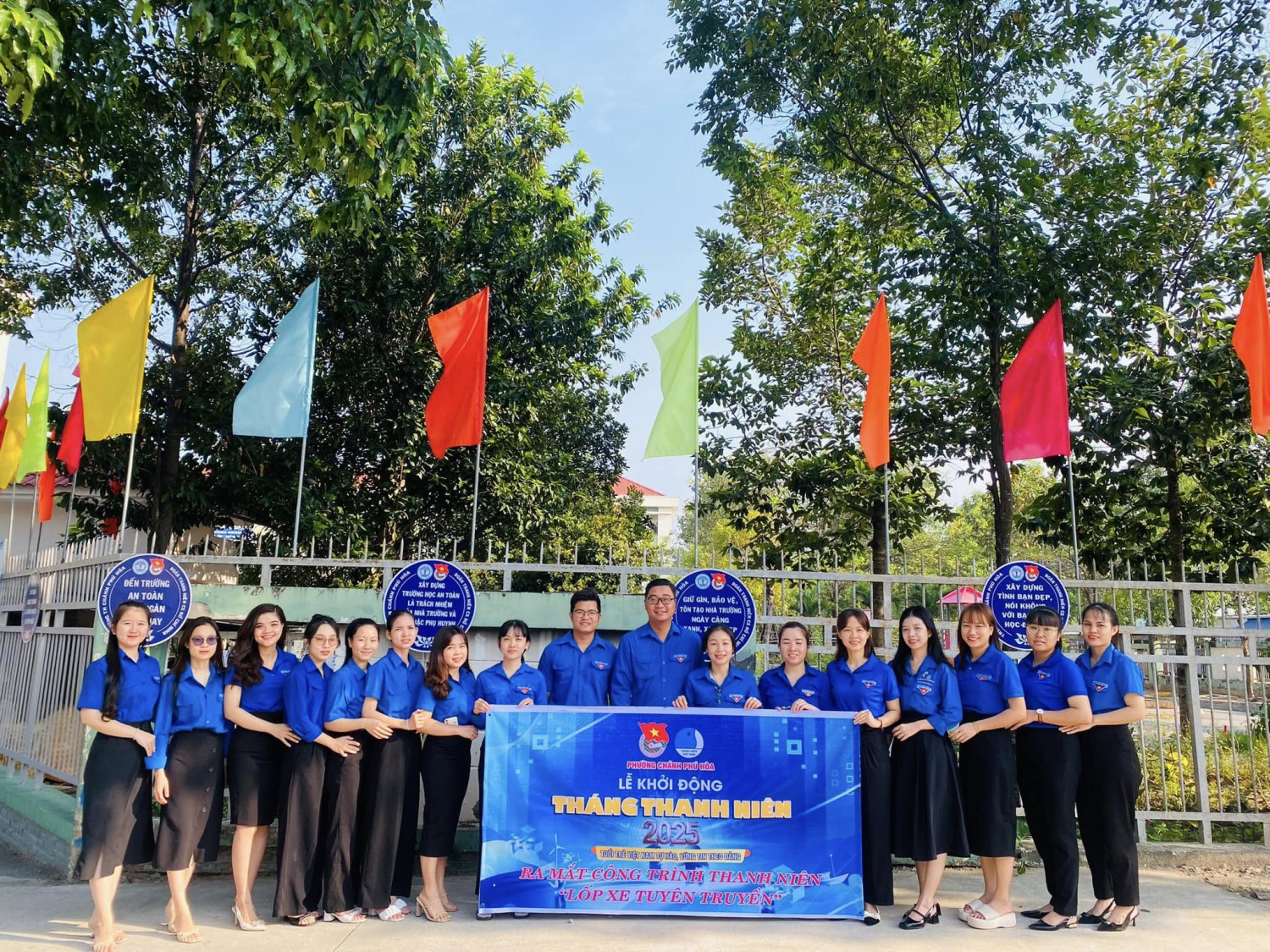 TRƯỜNG TIỂU HỌC CHÁNH PHÚ HÒA THỰC HIỆN CÔNG TRÌNH THANH NIÊN “ LỐP XE TUYÊN TRUYỀN”