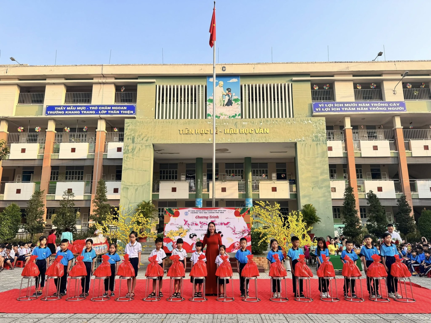 TRAO QUÀ XUÂN YÊU THƯƠNG