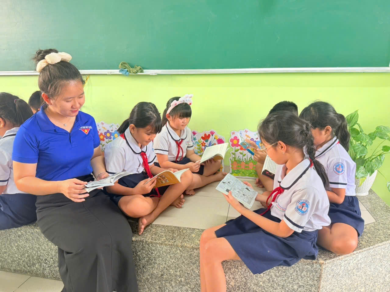 ĐOÀN THANH NIÊN PHỐI HỢP VỚI ĐỘI TỔ CHỨC  “GIỜ RA CHƠI AN TOÀN, BỔ ÍCH”