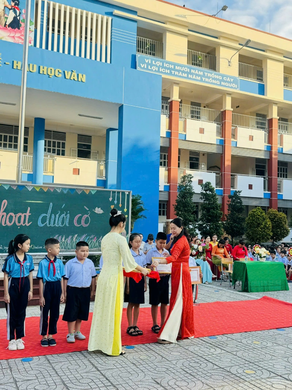 TẶNG GIẤY KHEN CHO CÁC GƯƠNG  "NGƯỜI TỐT - VIỆC TỐT" THÁNG 11