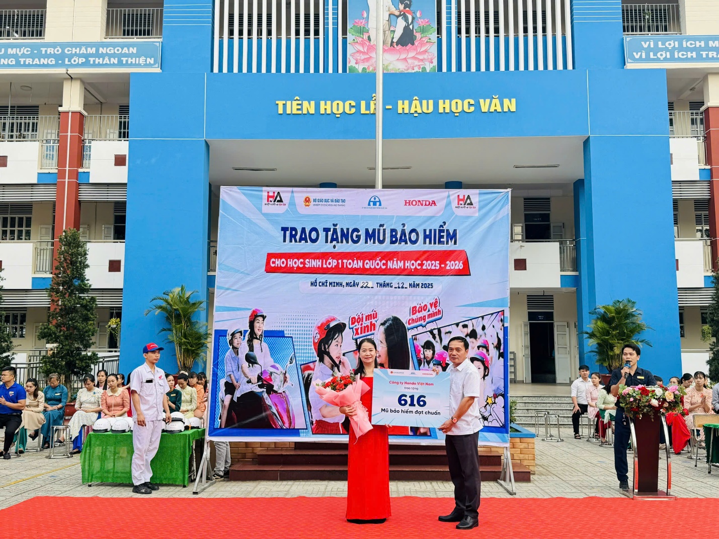 CÔNG TY HONDA HẰNG ANH TẶNG NÓN BẢO HIỂM  CHO HỌC SINH LỚP 1