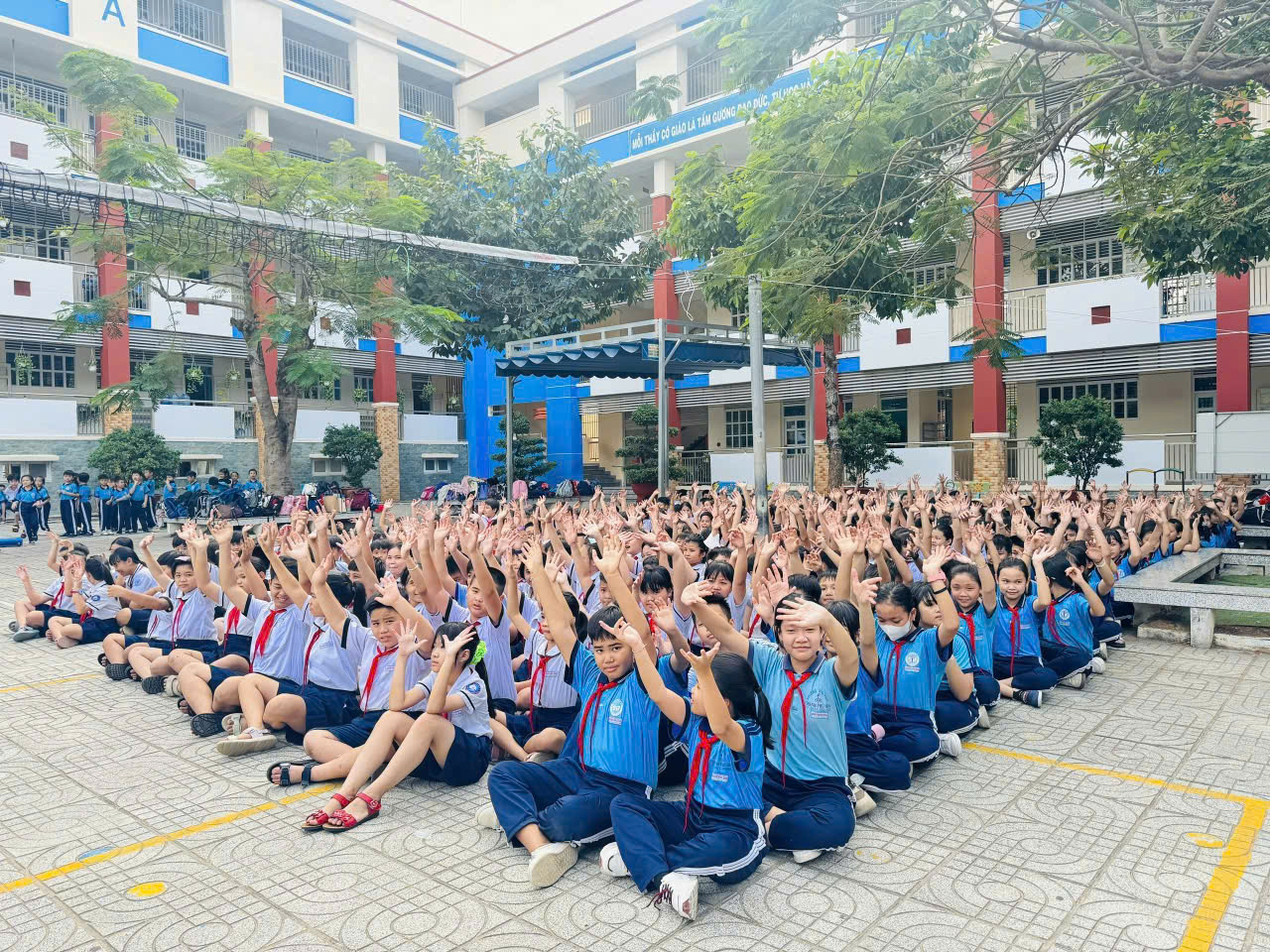 TIẾT HỌC KỸ NĂNG SỐNG NGOÀI TRỜI – NHỮNG KHOẢNH KHẮC ĐÁNG NHỚ CỦA THẦY TRÒ LỚP 4