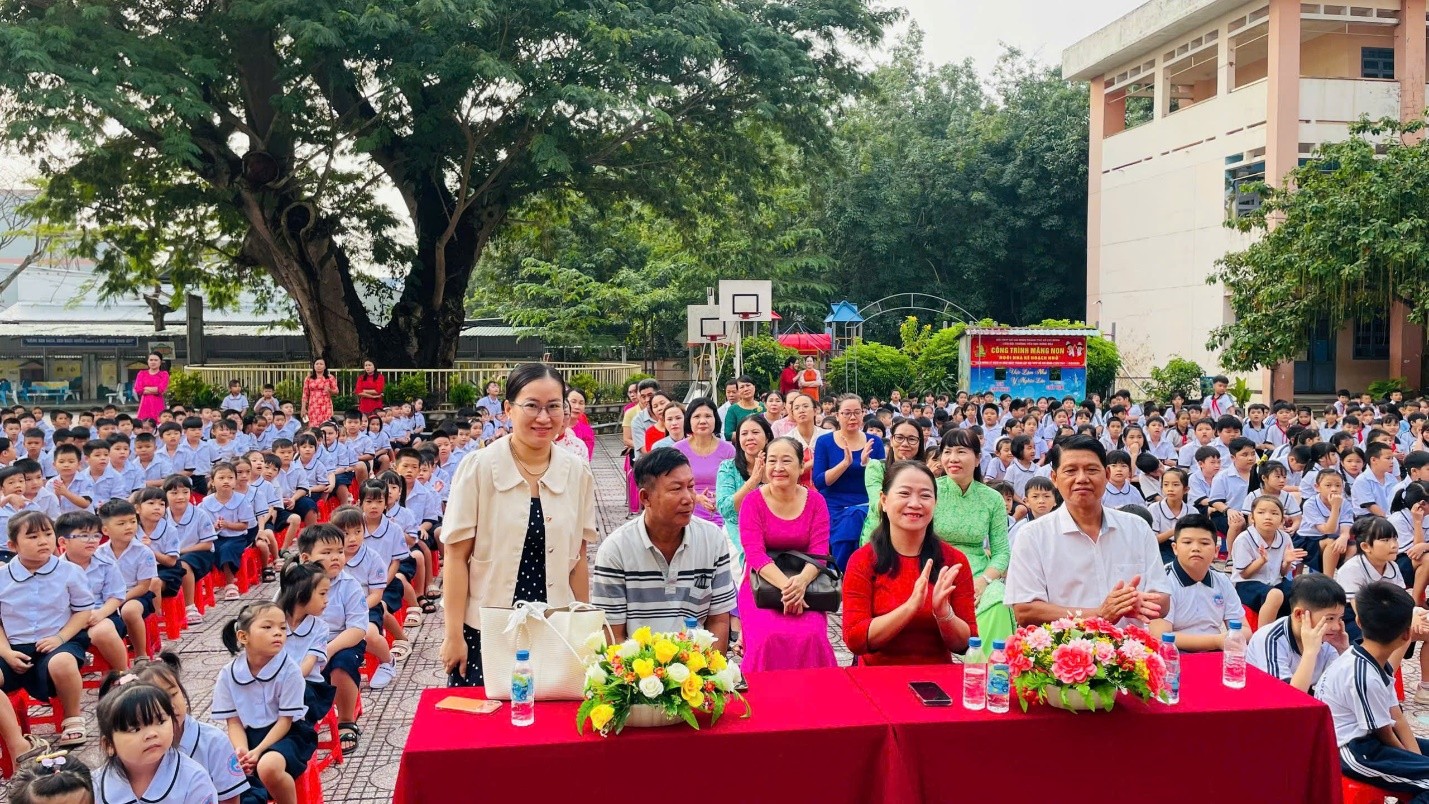 TRAO QUÀ YÊU THƯƠNG VÀ TRIỂN KHAI PHONG TRÀO ĐỌC VÀ LÀM THEO BÁO ĐỘI